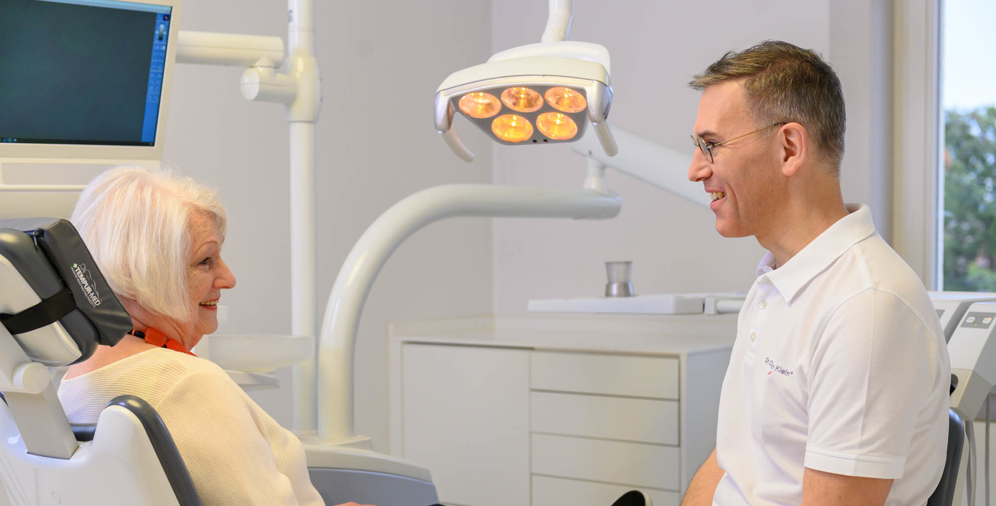 Zahnarzt behandelt Seniorin als Zahn Notfall Termin Meller_Zahngesundheit_Notfall_Z20_0831.jpg