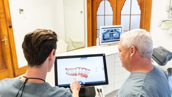Zahnärzte im Fachgespräch über 3D Zahnmodell einer digitale Abformung