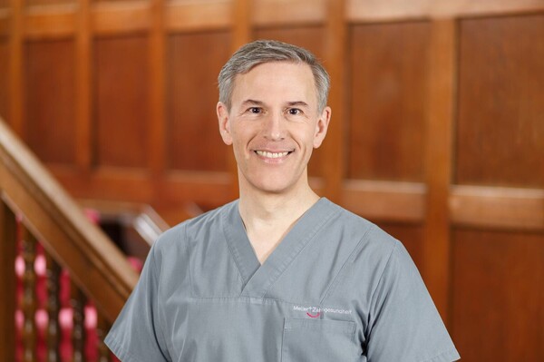 Portraitbild von Zahnarzt Dr. Christian Klein M.Sc.