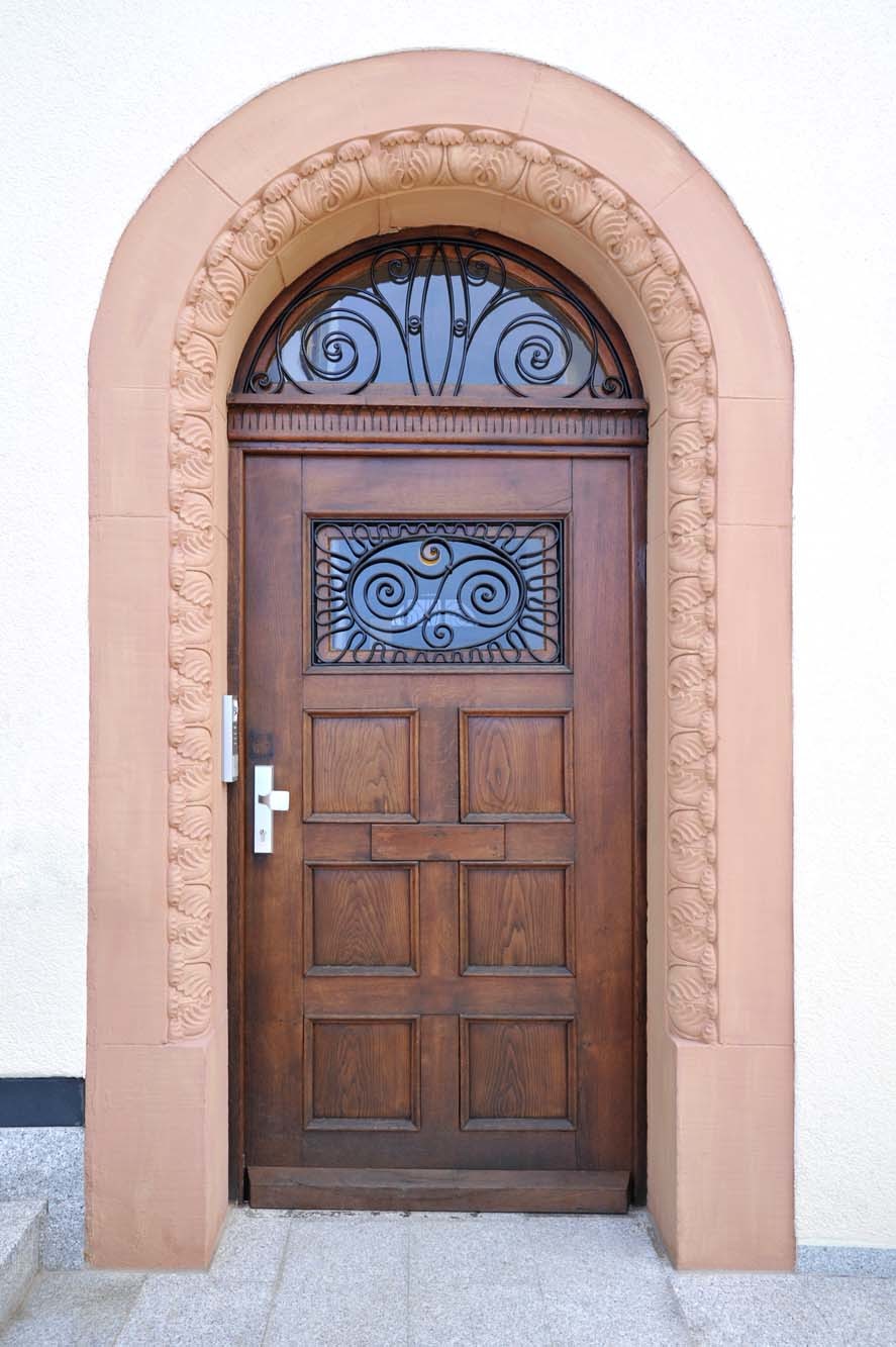 Schöne Eingangstür zur Praxis in Waiblingen