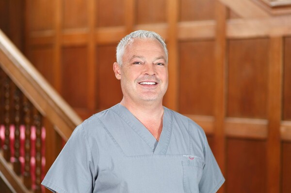 Portraitbild von Zahnarzt Dr. Dirk Meller