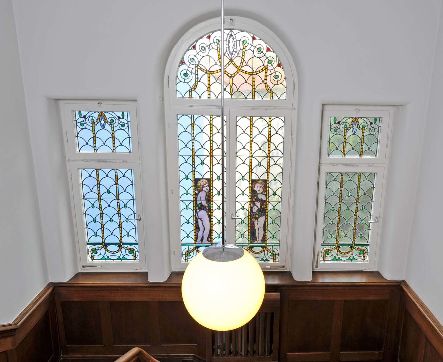 Schmuckvolle Fenster im Treppenhaus