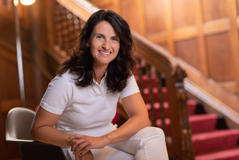 Zahnärztin Dr. Christina Meller lacht herzlich