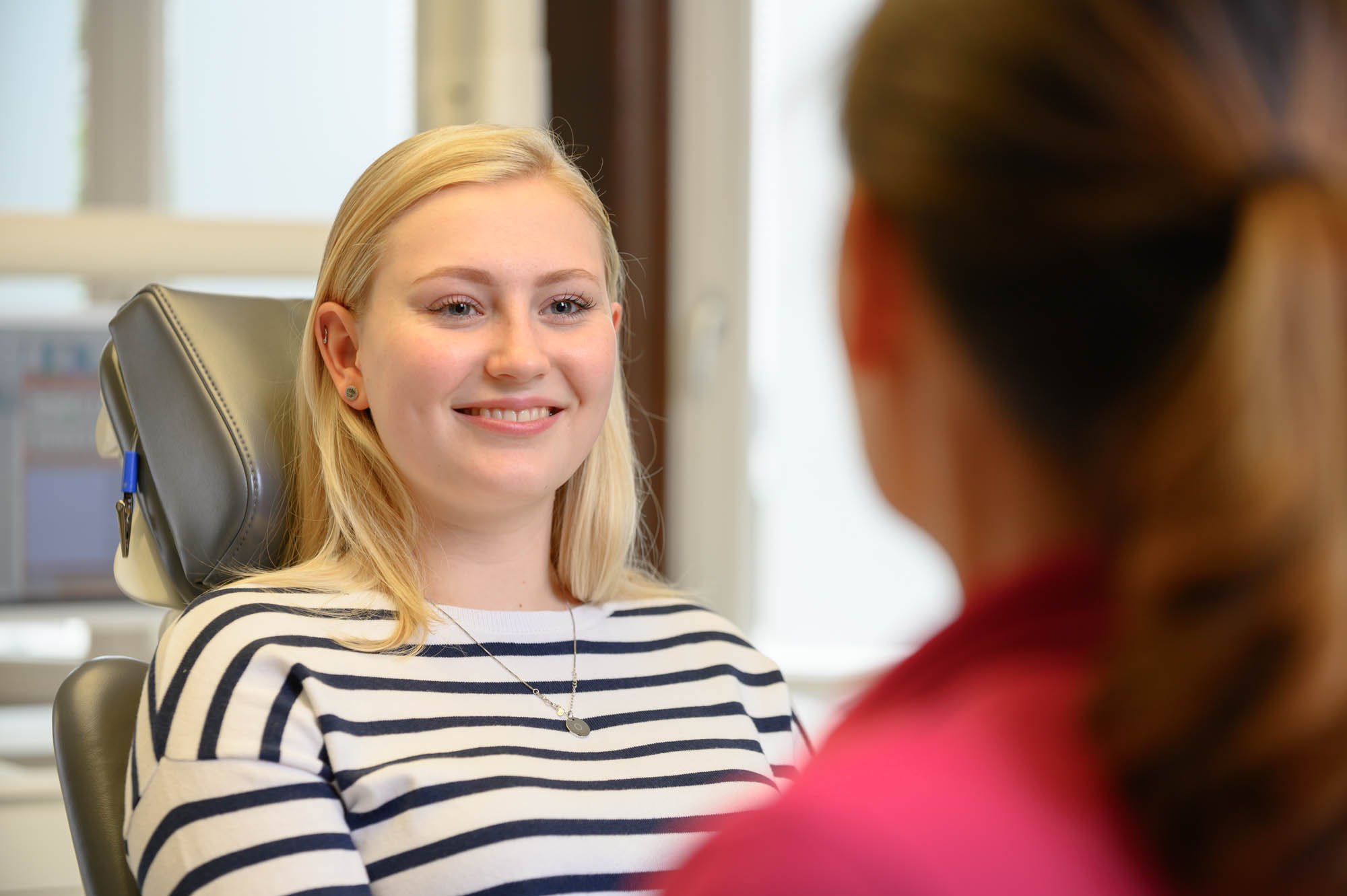 Frau sitzt auf Behandlungsstuhl und wird zur Zahnpflege beraten Meller_Zahngesundheit_Dentalhygiene-Prophylaxe__Z20_0627.jpg