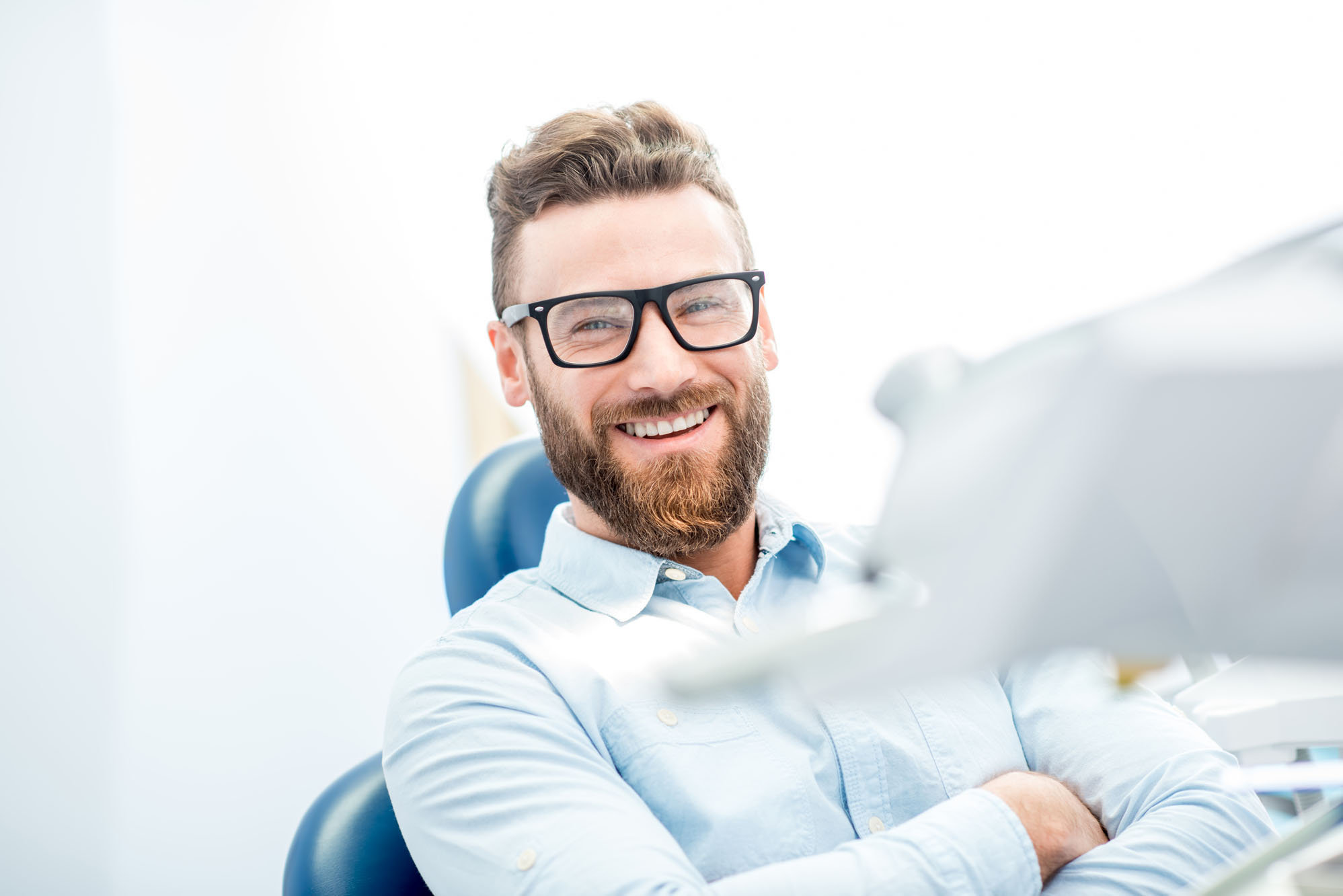 Mann lacht und ist froh über keine Schmerzen mehr nach CMD Behandlung Meller_Zahngesundheit_Zahnarzt_Waiblingen_Fachgebiete_CMD_iStock-657871614.jpg